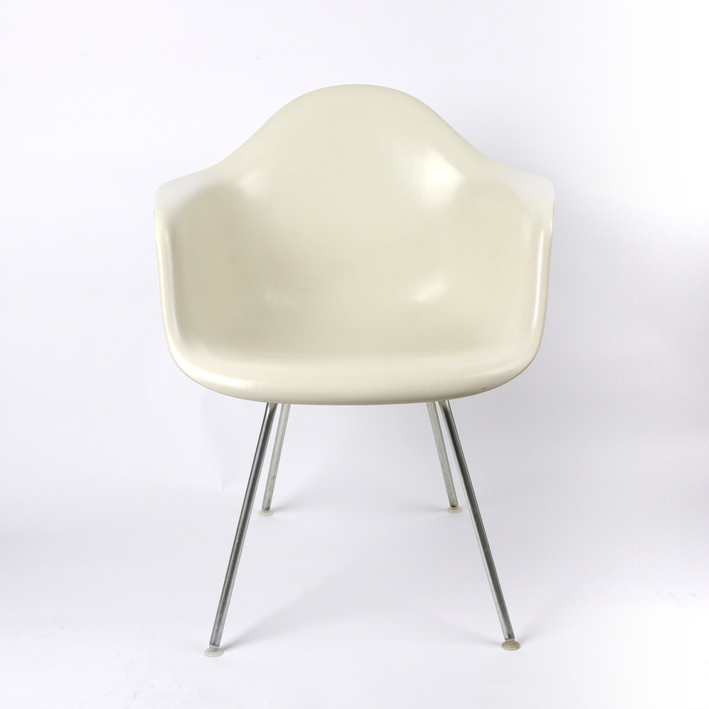 [임스체어] Eames Fiberglass Arm Chair(DAX) - Parchment
